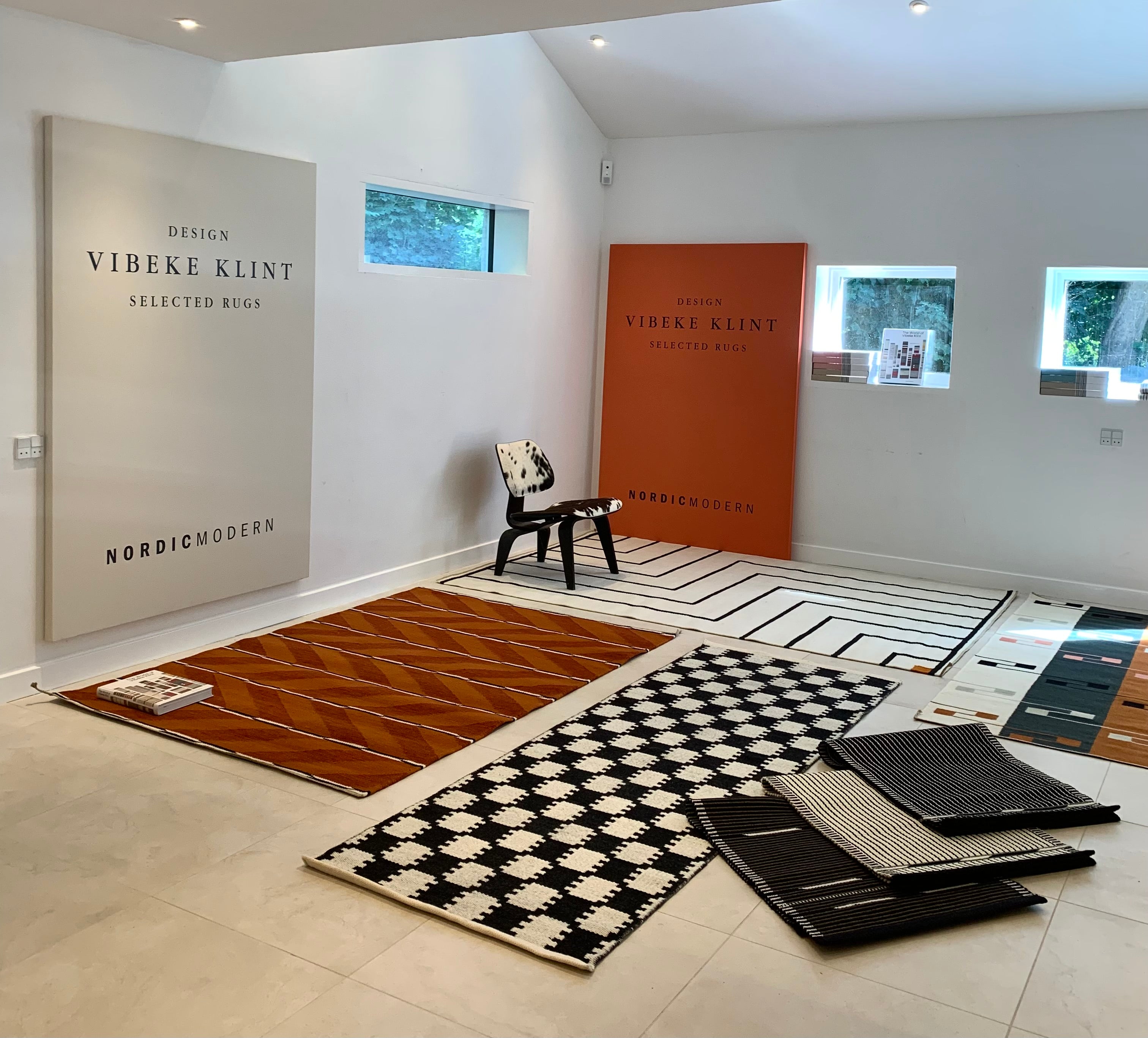 udvalg-af-vibeke-klint-taepper-i-showroom-i-holte